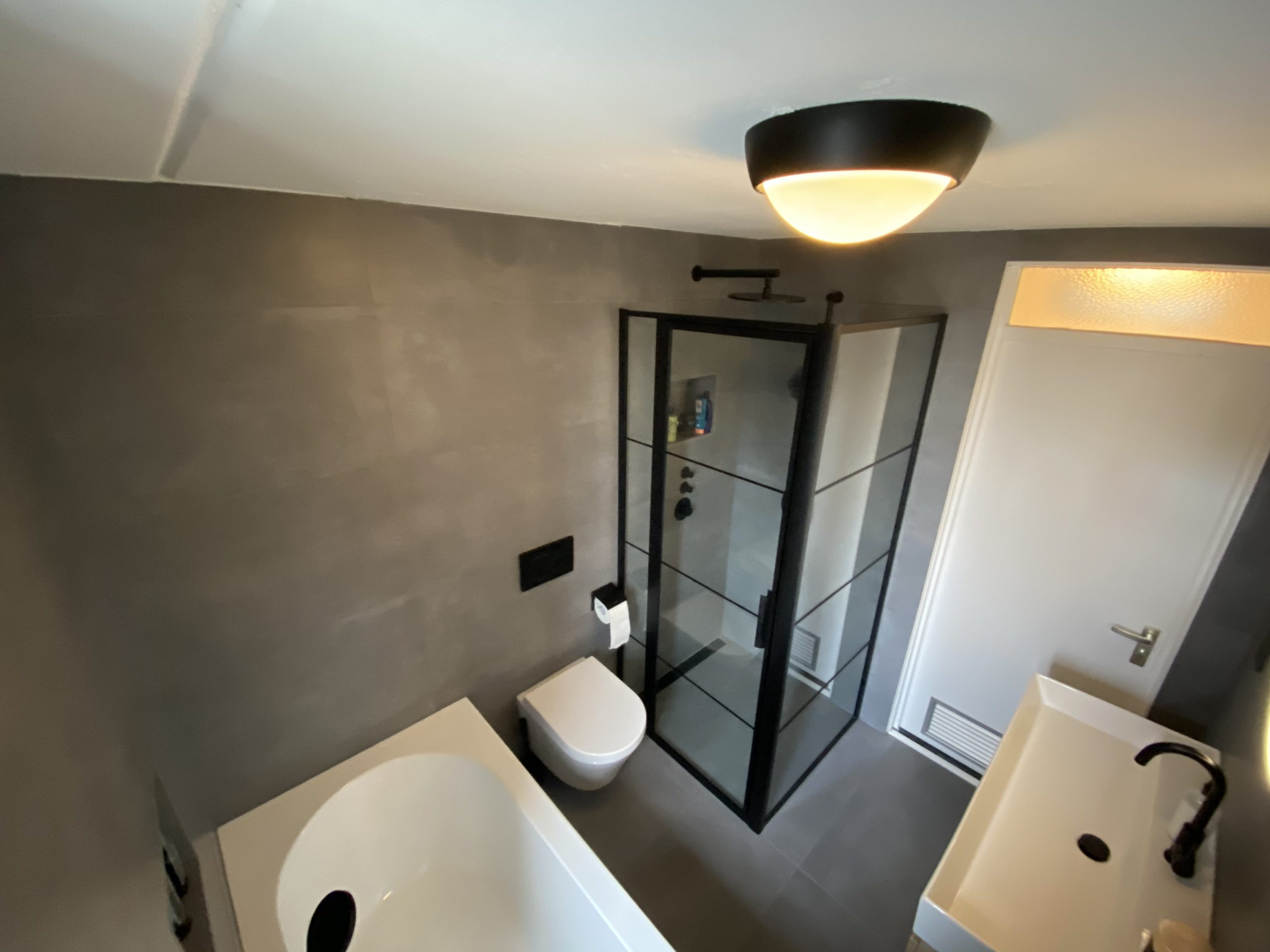 Vloertegel-45x90-cm-betonlook-Fairy-Dark-grijs-H96-badkamer-scaled-2 Vloertegel 45x90 cm betonlook Fairy Dark grijs H96 is ook leverbaar in 30x60 cm, 60x60 cm en 90x90 cm. Gebruik deze betonlook tegels voor een moderne uitstraling in iedere ruimte naar wens.