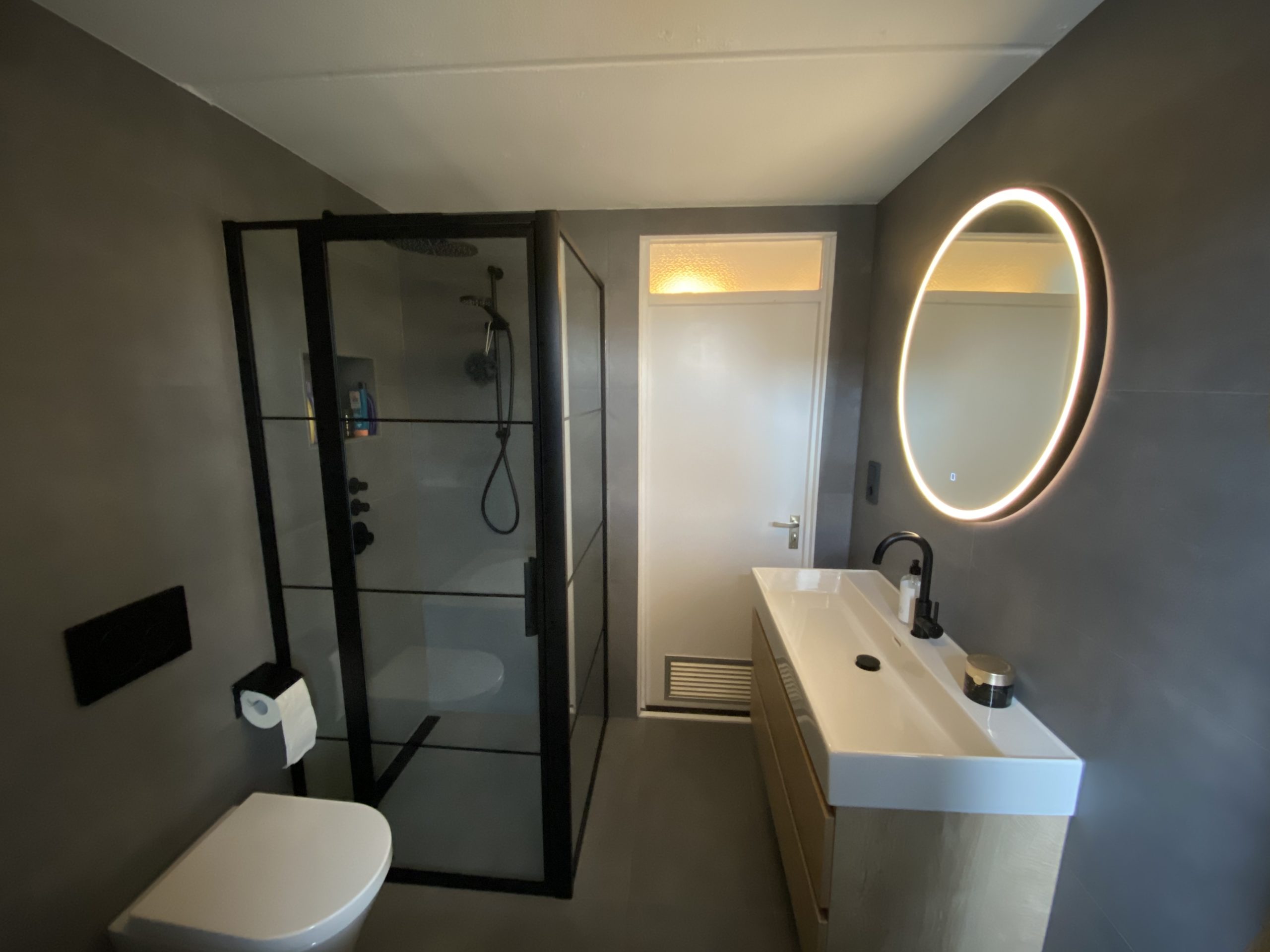 Vloertegel-45x90-cm-betonlook-Fairy-Dark-grijs-H96-badkamer.-scaled-2 Vloertegel 45x90 cm betonlook Fairy Dark grijs H96 is ook leverbaar in 30x60 cm, 60x60 cm en 90x90 cm. Gebruik deze betonlook tegels voor een moderne uitstraling in iedere ruimte naar wens.