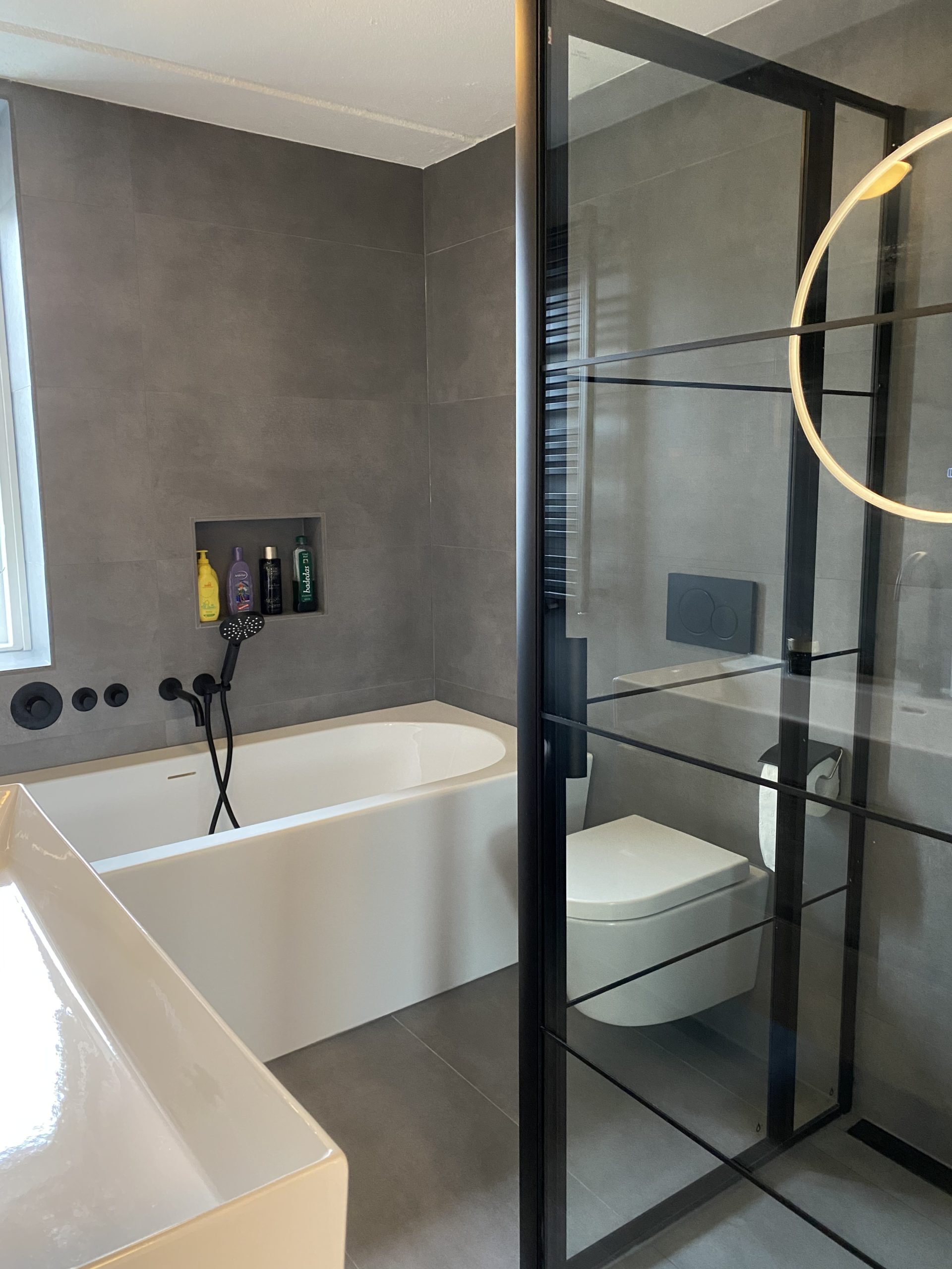 Vloertegel-45x90-cm-betonlook-Fairy-Dark-grijs-H96-in-de-badkamer-gelegd-scaled-2 Vloertegel 45x90 cm betonlook Fairy Dark grijs H96 is ook leverbaar in 30x60 cm, 60x60 cm en 90x90 cm. Gebruik deze betonlook tegels voor een moderne uitstraling in iedere ruimte naar wens.