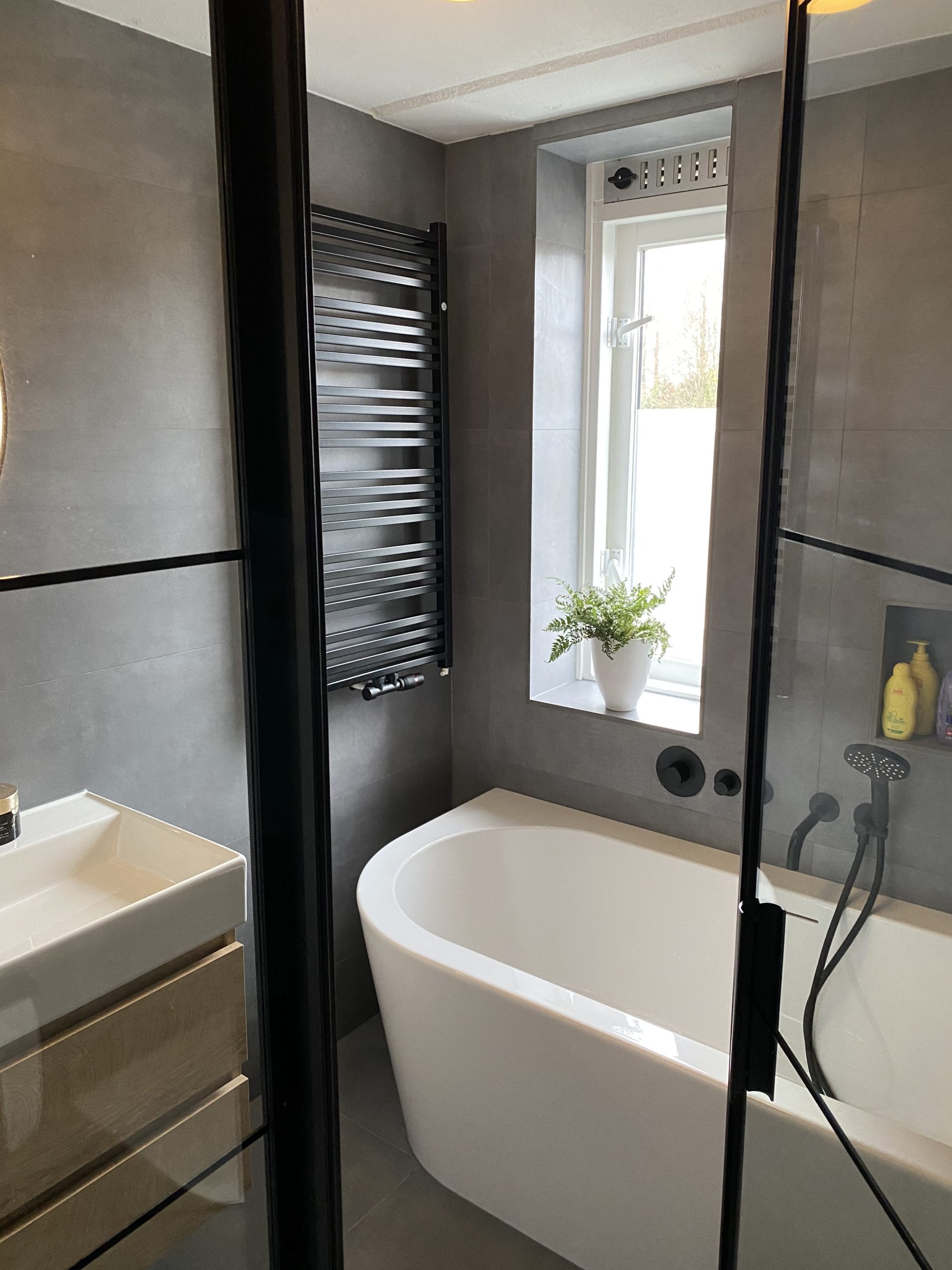 Vloertegel-45x90-cm-betonlook-Fairy-Dark-grijs-H96-in-de-badkamer-scaled-2 Vloertegel 45x90 cm betonlook Fairy Dark grijs H96 is ook leverbaar in 30x60 cm, 60x60 cm en 90x90 cm. Gebruik deze betonlook tegels voor een moderne uitstraling in iedere ruimte naar wens.