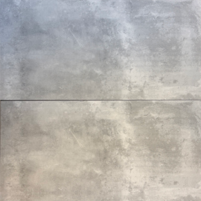 Vloertegel 60x120 cm Betonlook New Grijs STR1 in de showroom