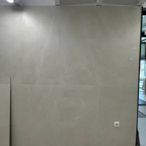 Vloertegel 60x120 cm marmerlook Dubai Zand R77 op de wand en 60x60 cm op de vloer bij rb tegels showroom-