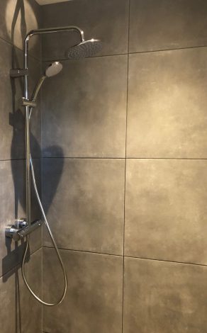 Vloertegel 60x60 cm Alaplana Assen Graphite in de badkamer