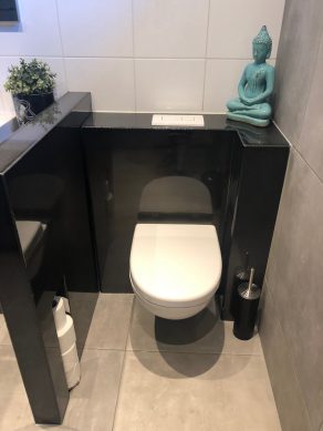 Vloertegel 60x60 cm Alaplana Assen Grey op het toilet