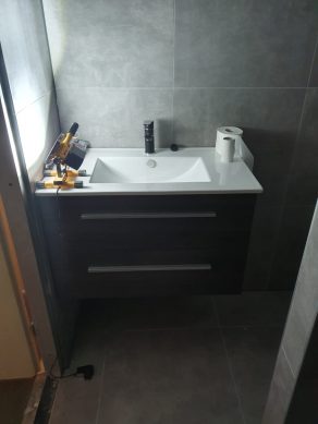 Vloertegel 60x60 cm Ariel Grijs betonlook Nr. 12 bij de wastafel