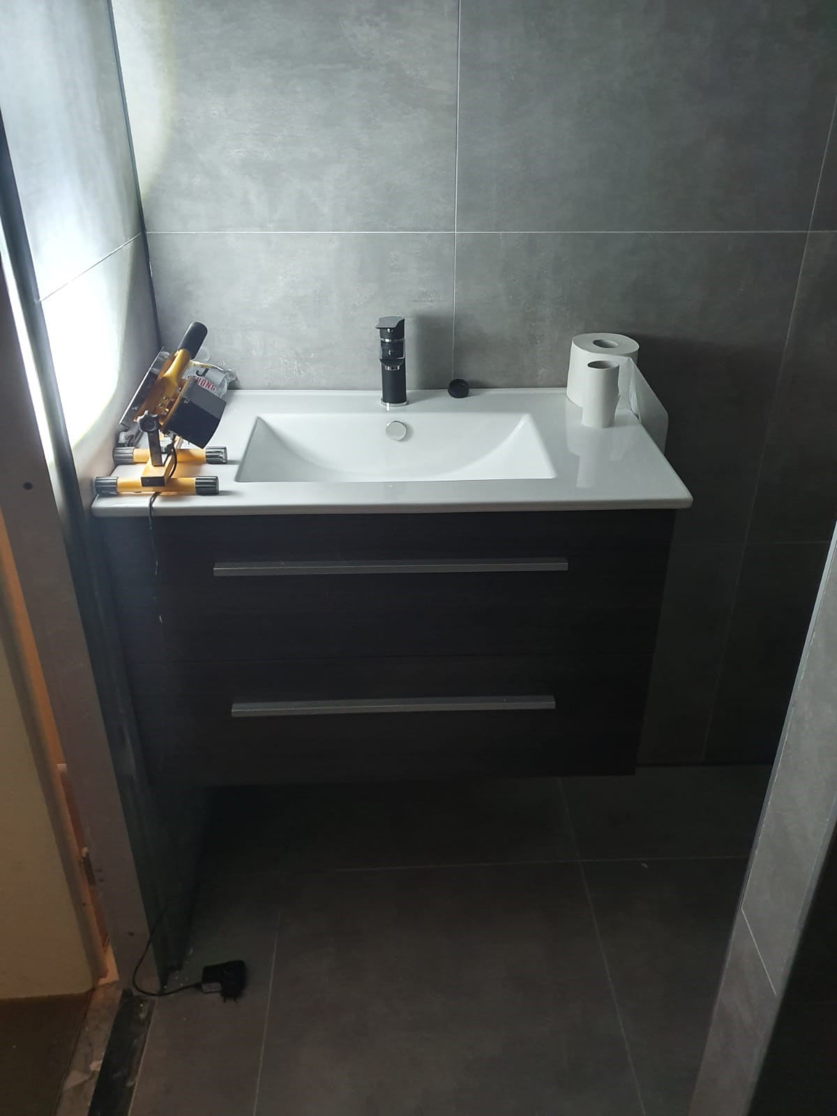 Vloertegel-60x60-cm-Ariel-Grijs-betonlook-Nr.-12-bij-de-wastafel-1 Vloertegel 60x60 cm Ariel Grijs betonlook Nr. 12 bij de wastafel