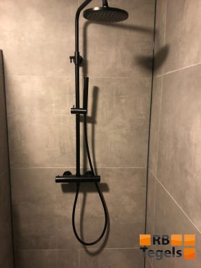 Vloertegel 60x60 cm Ariel Grijs betonlook Nr. 12 in de badkamer