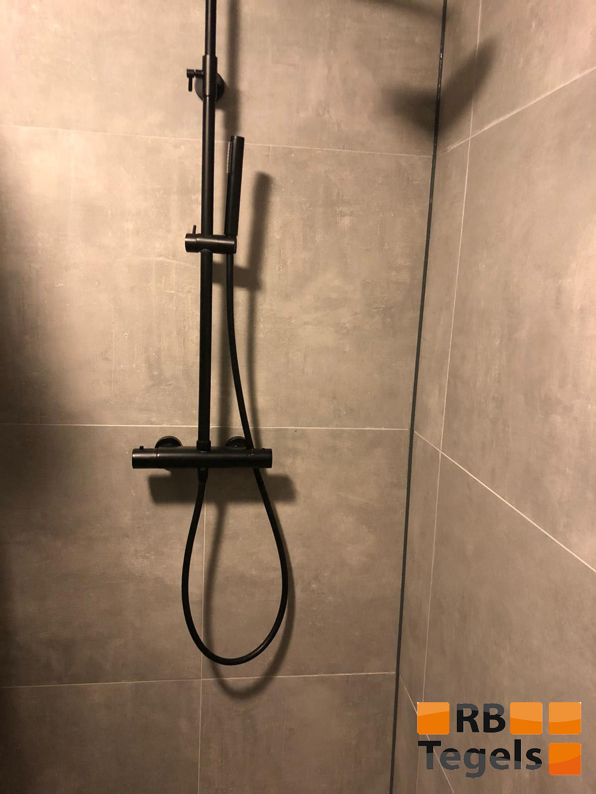 Vloertegel-60x60-cm-Ariel-Grijs-betonlook-Nr.-12-ook-in-30x60-cm-en-80x80-cm-leverbaar-1 Vloertegel 60x60 cm Ariel Grijs betonlook Nr. 12 ook als wandtegels te gebruiken