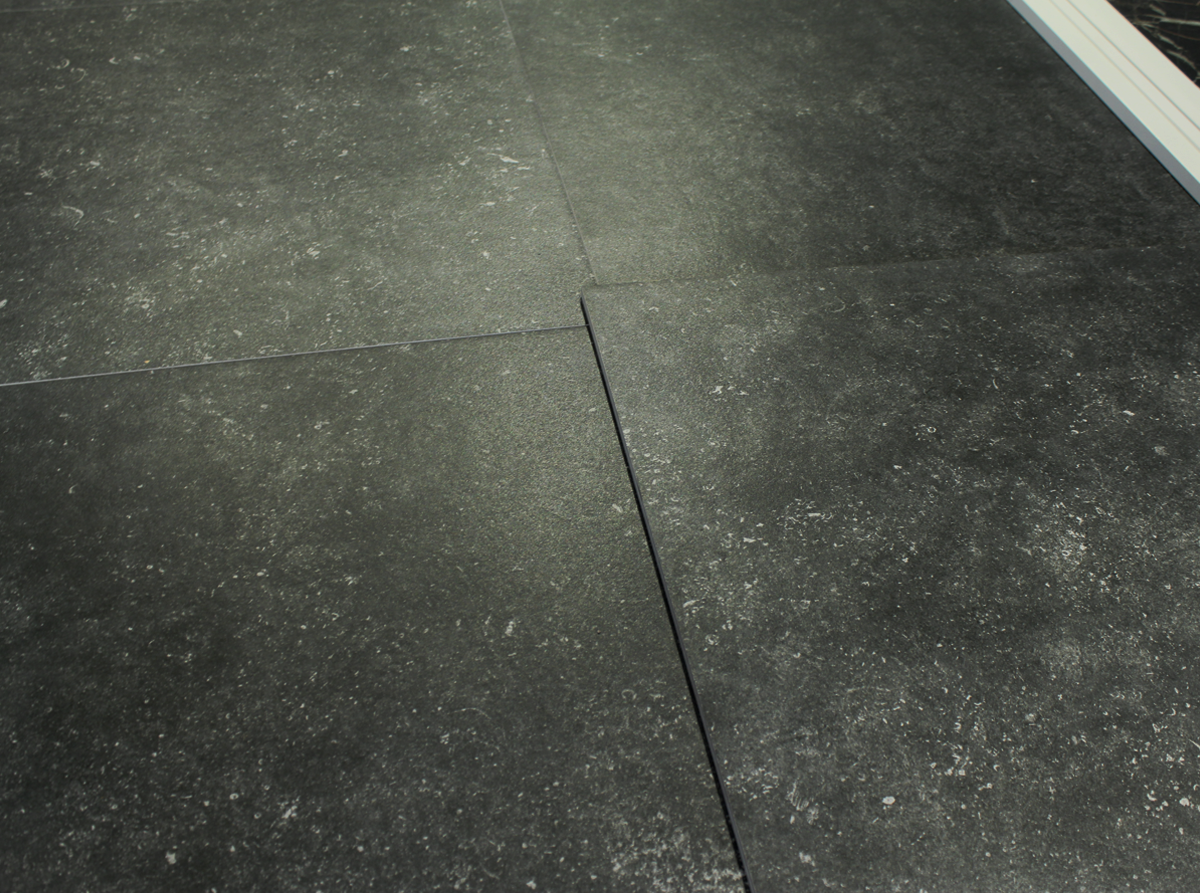 Vloertegel 60x60 cm Belgisch hardsteen imitatie antraciet NAV43 - showroom RBTegels