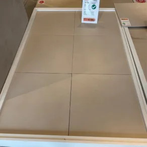 Vloertegel 60x60 cm Betonlook Clap Licht Beige NAV61 in de showroom