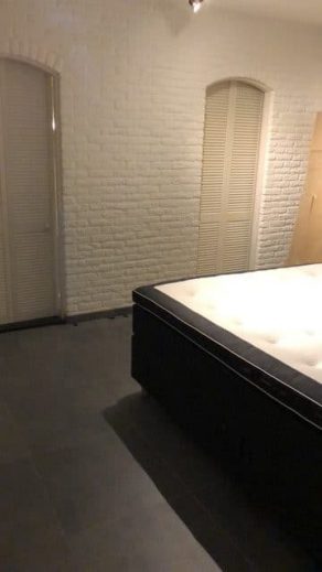Vloertegel 60x60 cm Betonlook Donker grijs A28 in de slaapkamer gelegd, ook in 90x90 cm en 30x60 cm leverbaar