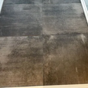 Vloertegel 60x60 cm Betonlook Hort Taupe R10 antislip APA2 in de showroom-