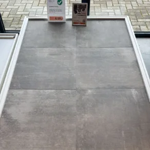 Vloertegel 60x60 cm Betonlook Hort Taupe R10 antislip APA2 is geschikt voor vloerverwarming