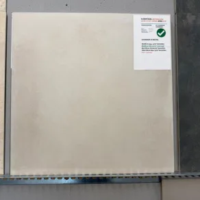 Vloertegel 60x60 cm Betonlook Leco Licht Creme R10 antislip APA3 is geschikt voor vloerverwarming