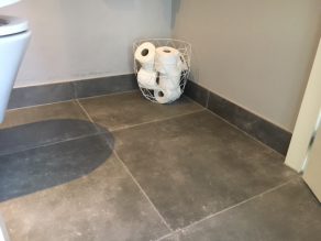 Vloertegel 60x60 betonlook Antraciet APA 15 gelegd in de wc