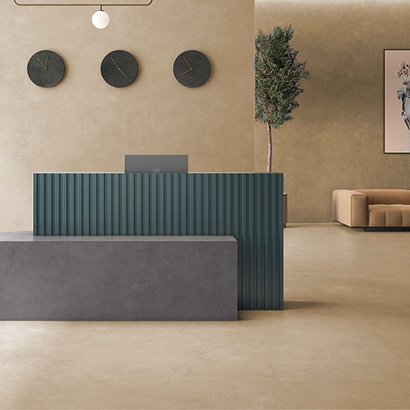 Vloertegel 60x60 cm Betonlook Sevilla Taupe G54 in een showroom gelegd_inspiratie foto
