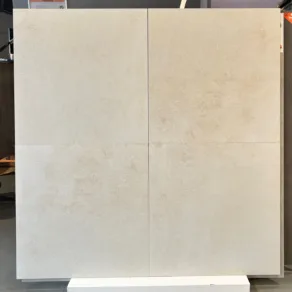 Vloertegel 60x60 cm Betonlook Zandbeige Tokyo NR53 in de showroom