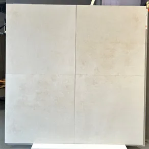 Vloertegel 60x60 cm Betonlook Zandbeige Tokyo NR53 in de showroom van rb tegels