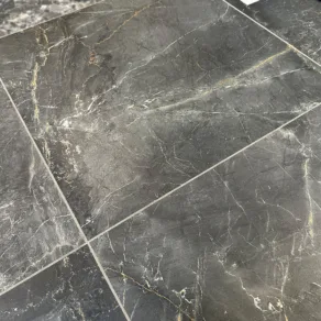 Vloertegel 60x60 cm Marmerlook Milaan Antraciet DC133 in rb tegels showroom details foto_