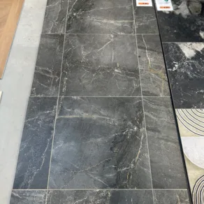Vloertegel 60x60 cm Marmerlook Milaan Antraciet DC133 in rb tegels showroom_