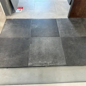 Vloertegel 60x60 cm Natuursteenlook Frankrijk Antraciet M19 in de showroom_