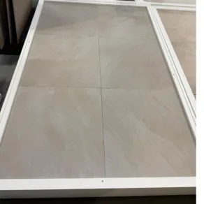 Vloertegel 60x60 cm Natuursteenlook Verbie Beige APA5 in de showroom