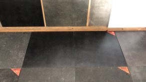 Zwart betonlook vloertegels 60x60 cm op de vloer
