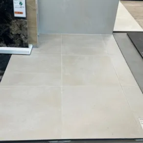 Vloertegel 60x60 cm betonlook Arca Beige R10 G40_in rb tegels showroom-