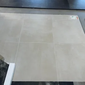 Vloertegel 60x60 cm betonlook Arca Beige R10 G40_in rb tegels showroom_