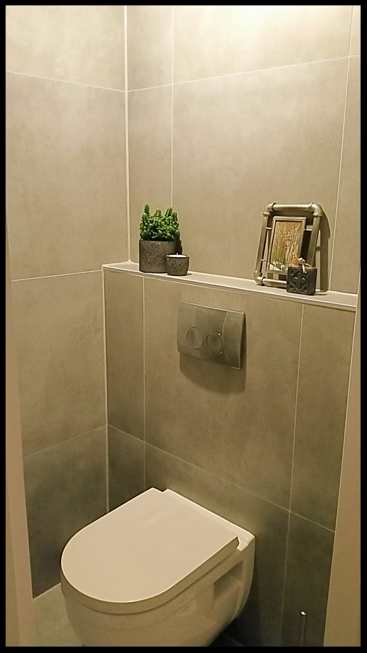 Vloertegel-60x60-cm-betonlook-Fairy-Grijs-H97-als-wc-tegels-gebruikt-op-de-wand-en-vloer-1 Vloertegel 60x60 cm betonlook Fairy Grijs H97 als wc tegels gebruikt op de wand en vloer