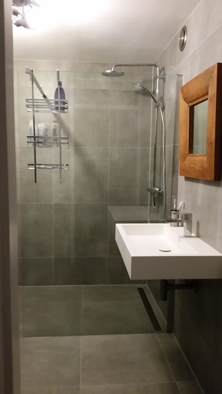 Vloertegel-60x60-cm-betonlook-Fairy-Grijs-H97-in-de-badkamer-1 Vloertegel 60x60 cm betonlook Fairy Grijs H97 in de badkamer