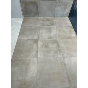 Vloertegel 60x60 cm betonlook Noban Taupe N16 in de showroom van RB Tegels_