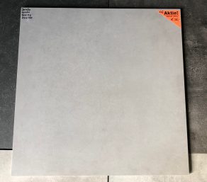 Vloertegel 60x60 cm betonlook grijs natura C16 op de vloer