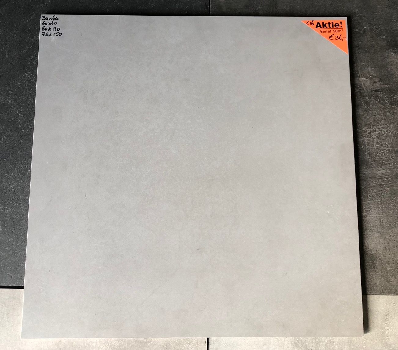 Vloertegel-60x60-cm-betonlook-grijs-natura-c16-2-1 Vloertegel 60x60 cm betonlook grijs natura C16 op de vloer
