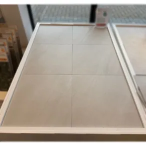 Vloertegel 60x60 cm leistoonlook Soft Beige NAV81 in rb tegels showroom