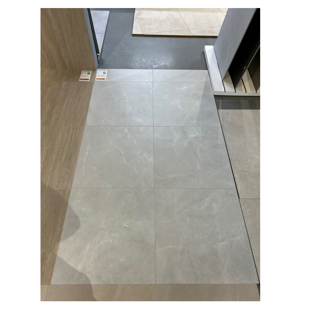 Vloertegel 60x60 cm marmerlook Dubai Licht Grijs R76 in de showroom