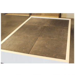 Vloertegel 60x60 cm natuursteenlook Antico Antraciet RBT38 in de showroom