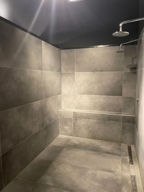 Vloertegel 60×120 cm Betonlook Antraciet DC90 in de douche gelegd