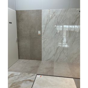 Vloertegel 60×120 cm Betonlook Carn taupe G48 in de showroom
