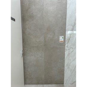Vloertegel 60×120 cm Betonlook Carn taupe G48 in de showroom van RB Tegels