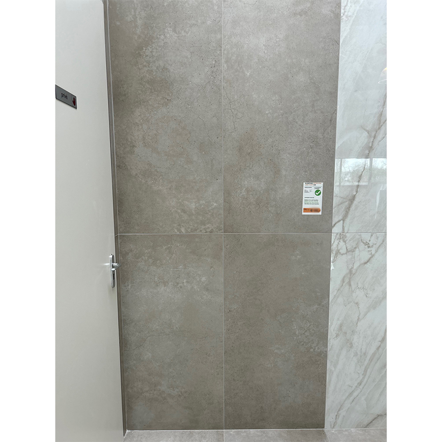 Vloertegel 60×120 cm Betonlook Carn taupe G48 in de showroom van RB Tegels