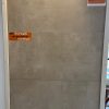 Vloertegel 60×120 cm Betonlook Merci taupe R24 - in onze showroom