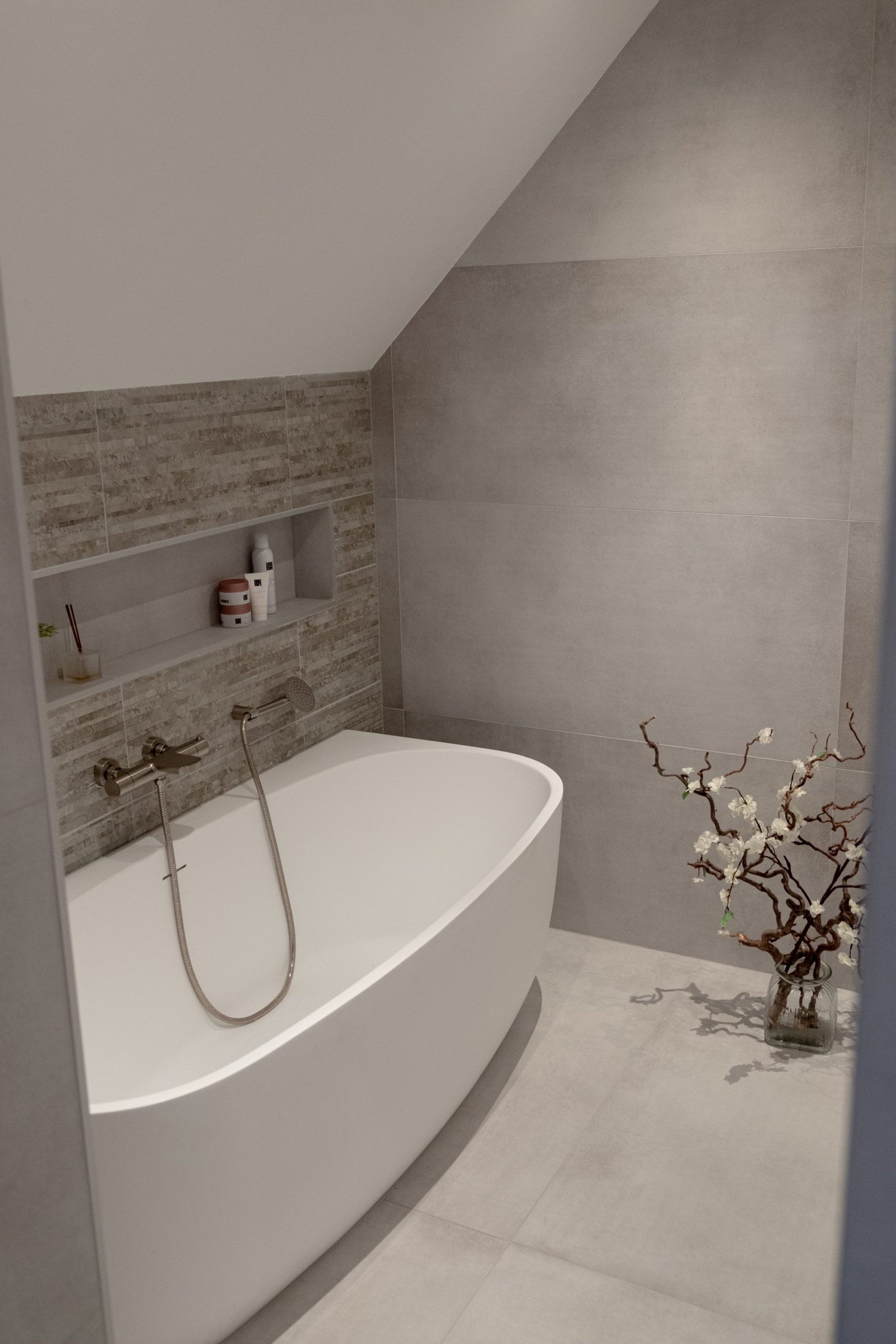 Vloertegel-60×120-cm-Betonlook-wit-grijs-Lux-Bianca-A21-gecombineerd-met-wandtegel-33x65-grijs-H35-scaled-2 Vloertegel 60×120 cm Betonlook wit grijs Lux Bianca A21 gecombineerd met wandtegel 33x65 grijs H35