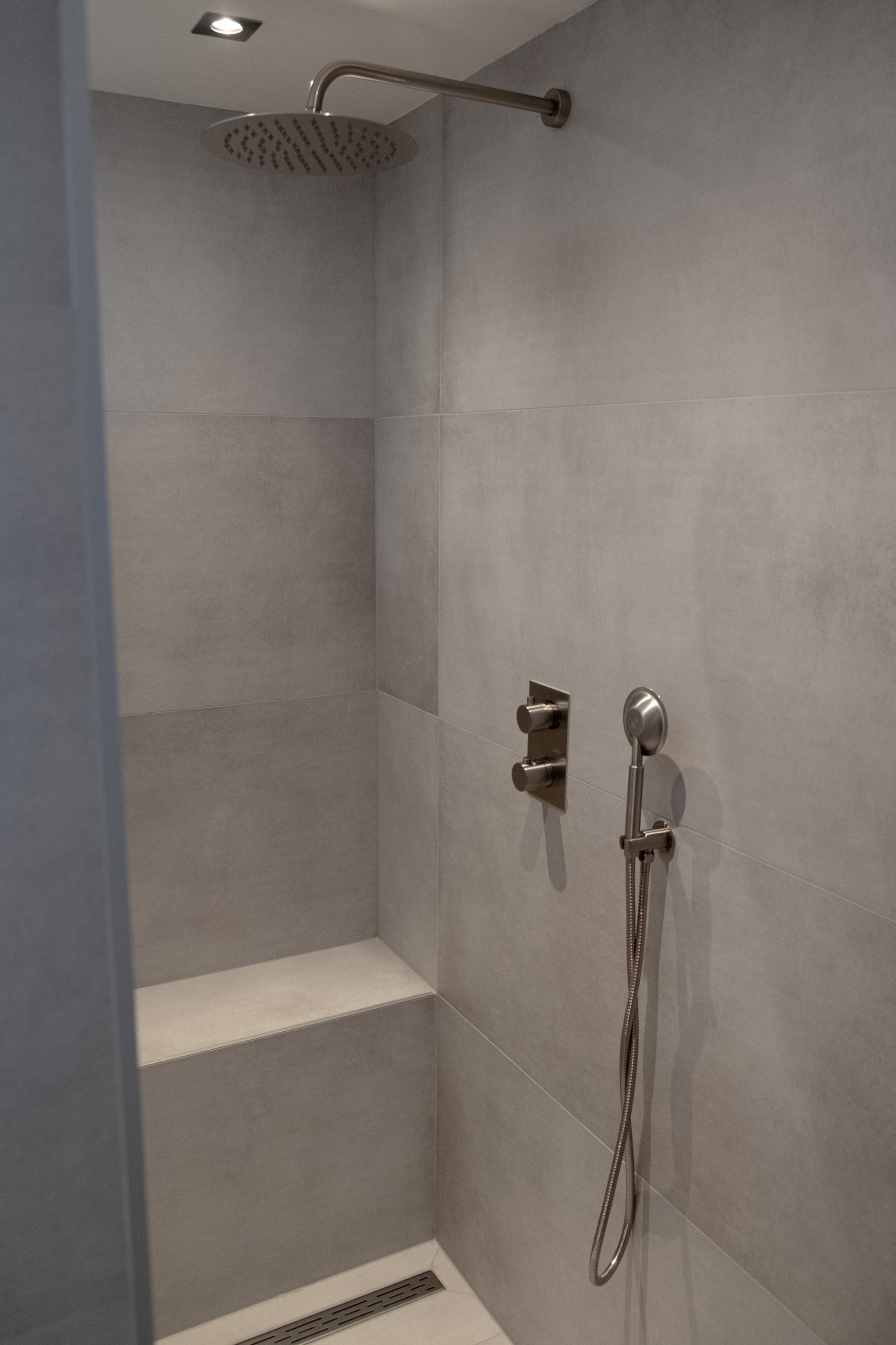 Vloertegel-60×120-cm-Betonlook-wit-grijs-Lux-Bianca-A21-ook-als-wandtegel-te-gebruiken-scaled-2 Vloertegel 60×120 cm Betonlook wit grijs Lux Bianca A21 ook als wandtegel te gebruiken