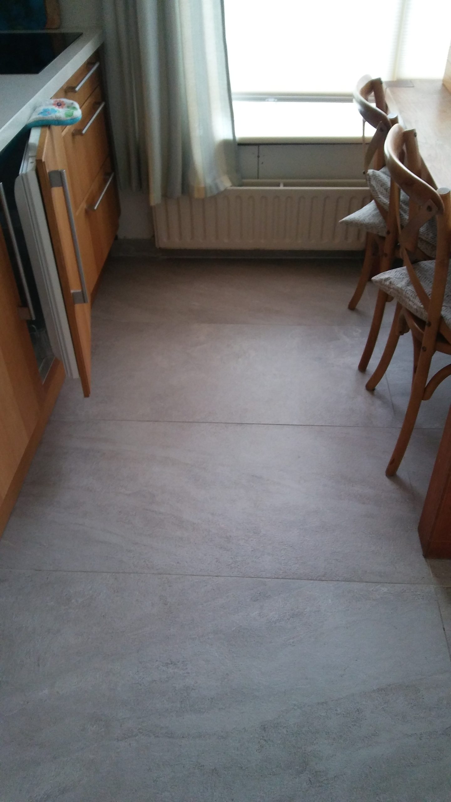 Vloertegel-60×120-cm-Leisteen-look-Licht-Grijs-DC63-in-de-eetkamer-scaled-2 Vloertegel 60×120 cm Leisteen look Licht Grijs DC63 in de eetkamer
