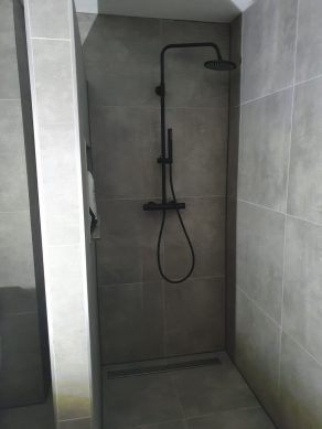 Vloertegel 60×60 cm Ariel Grijs betonlook Nr. 12 op de wand in de douche