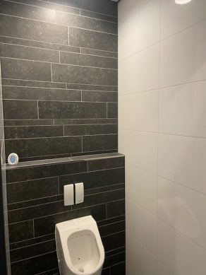 Vloertegel 60×60 cm Belgian Noir Antraciet hardsteen imitatie DC26 in het toilet