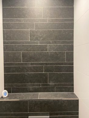 Vloertegel 60×60 cm Belgian Noir Antraciet hardsteen imitatie DC26 op het toilet