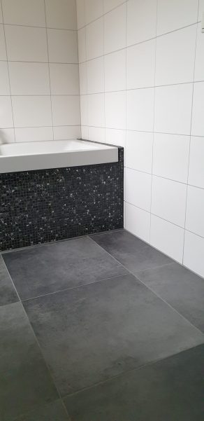 Vloertegel 60×60 cm Betonlook Antraciet DC90 Is ook leverbaar in 30x60 cm, 80x80 cm en 60x120 cm.