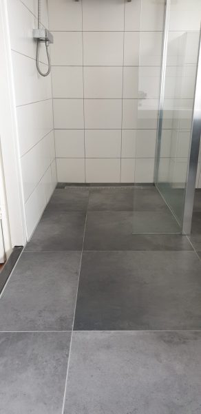 Vloertegel 60×60 cm Betonlook Antraciet DC90 Is ook leverbaar in 30x60 cm, 80x80 cm en 60x120 cm.